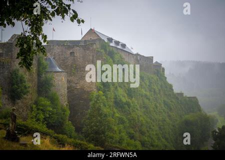 Vue sur le château médiéval de Bouillon en Wallonie, Belgique lors d'une journée pluvieuse et nuageuse Banque D'Images