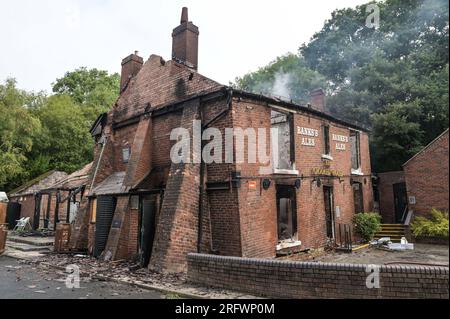 Himley Road, Himley, 6 août 2023 : les restes brûlés du pub Crooked House qui a été incendié vers 10h samedi soir. - Les West Midlands et le Staffordshire Fire and Rescue Service ont été appelés à 10h samedi soir après que la Crooked House a été incendiée. L'ancien boozer était situé à Himley (Staffordshire) près de la ville de Dudley. Le Blaze a déchiré le pub wonky du 18e siècle qui avait fait du commerce pendant 192 ans jusqu'à ce qu'il ferme en juillet. Le bâtiment se vantait d'un effet penchant unique qui a causé plusieurs illusions d'optique, y compris des billes qui auraient apparemment roulé vers le haut wa Banque D'Images