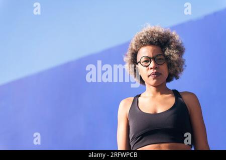 portrait en angle bas de la sportive afro-américaine Banque D'Images