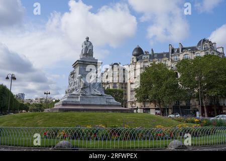 Paris, France - 13 juillet 2023 - le monument Louis Pasteur place de Breteuil Banque D'Images