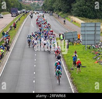 M90 Queensferry Road, Écosse, Royaume-Uni. 6 août 2023. Championnat du monde cycliste UCI Elite Road Race masculine, partant d'Édimbourg pour se terminer à George Square à Glasgow, couvrant une distance de 270 km Photo : peloton sur M90. Crédit : Archwhite/alamy Live News Banque D'Images