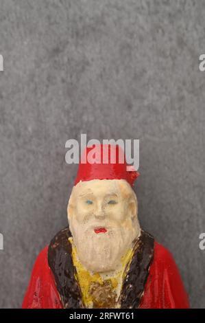 Modèle de tête et épaules d'homme avec barbe et robe rouge du Moyen-Orient et fès souriant au spectateur Banque D'Images