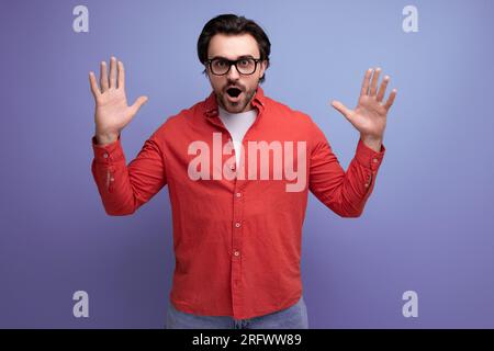 mignon homme millénaire brunette de 35 ans avec des cheveux magnifiques criant joyeusement Banque D'Images