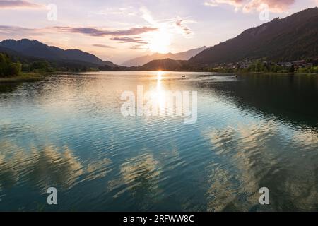 Coucher de soleil pittoresque sur le lac de montagne. Lac Weissensee à Karnten, Autriche Banque D'Images