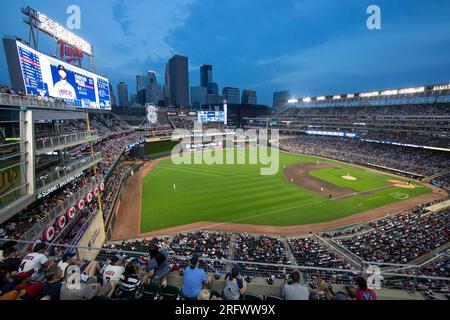 Vue générale de Target Field lors d'un match de saison régulière de la MLB entre les Arizona Diamondbacks et les Minnesota Twins, le samedi 5 août 2023 à Minnea Banque D'Images