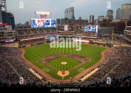 Vue générale de Target Field lors d'un match de saison régulière de la MLB entre les Arizona Diamondbacks et les Minnesota Twins, le samedi 5 août 2023 à Minnea Banque D'Images