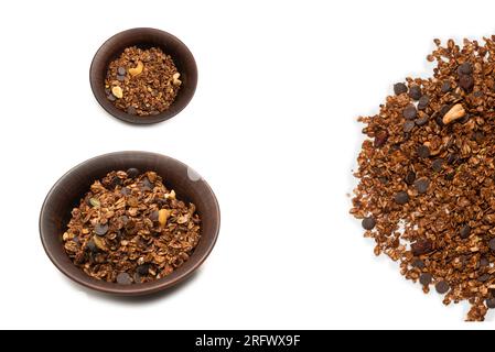 Céréales granola au chocolat avec noix dans un fond de bol.Isolé sur le background blanc. Banque D'Images