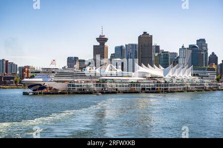Le terminal des navires de croisière de Vancouver à Canada place, vu d'un navire de croisière au départ. Port de Vancouver, Vancouver, BC, Canada. Banque D'Images