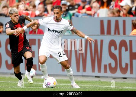 Leverkusen, Allemagne Testspiel International / 1.Bundesliga, Bayer Leverkusen - West Ham United 4-0 am 05. 08. 2023 In der Bay Arena in Leverkusen Exequiel PALACIOS (LEV) li.- und Thilo KEHRER (WHU) -R- photo : Norbert Schmidt, Duesseldorf Banque D'Images