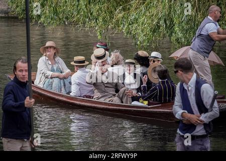 Cambridge, Royaume-Uni. 6 août 2023. Tour du siècle Cambridge Punt par la Société de Salomé. Impeccablement habillés dans des vêtements d'été des années 1890-1910, les adeptes de la mode et de la culture d'époque de la Société adoptent la robe victorienne tout en explorant la ville historique de Cambridge via la rivière Cam. Crédit : Guy Corbishley/Alamy Live News Banque D'Images