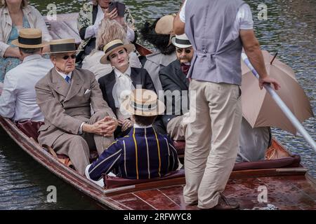 Cambridge, Royaume-Uni. 6 août 2023. Tour du siècle Cambridge Punt par la Société de Salomé. Impeccablement habillés dans des vêtements d'été des années 1890-1910, les passionnés de mode et de culture d'époque de la Société adoptent la robe de l'époque victorienne tout en explorant la ville historique de Cambridge via la rivière Cam. Crédit : Guy Corbishley/Alamy Live News Banque D'Images