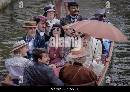 Cambridge, Royaume-Uni. 6 août 2023. Tour du siècle Cambridge Punt par la Société de Salomé. Impeccablement habillés dans des vêtements d'été des années 1890-1910, les passionnés de mode et de culture d'époque de la Société adoptent la robe de l'époque victorienne tout en explorant la ville historique de Cambridge via la rivière Cam. Crédit : Guy Corbishley/Alamy Live News Banque D'Images