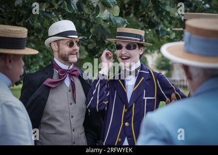 Cambridge, Royaume-Uni. 6 août 2023. Tour du siècle Cambridge Punt par la Société de Salomé. Impeccablement habillés dans des vêtements d'été des années 1890-1910, les passionnés de mode et de culture d'époque de la Société adoptent la robe de l'époque victorienne tout en explorant Cambridge historique. Crédit : Guy Corbishley/Alamy Live News Banque D'Images