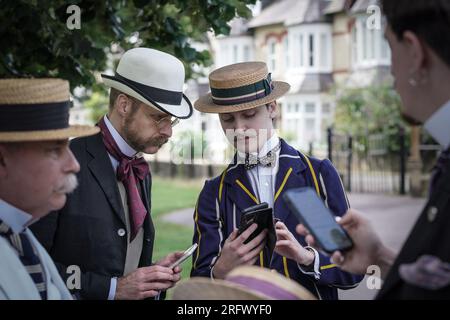 Cambridge, Royaume-Uni. 6 août 2023. Tour du siècle Cambridge Punt par la Société de Salomé. Impeccablement habillés dans des vêtements d'été des années 1890-1910, les passionnés de mode et de culture d'époque de la Société adoptent la robe de l'époque victorienne tout en explorant Cambridge historique. Crédit : Guy Corbishley/Alamy Live News Banque D'Images