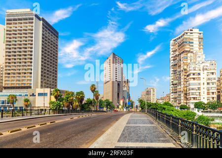 Bâtiments typiques du Caire près du pont sur le Nil, pas de gens, Egypte Banque D'Images