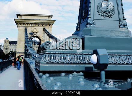 Vue en perspective du pont des chaînes rénové. Bateau d'excursion sur le Danube. Le château de Buda en arrière-plan. la rouvrir au public, les gens marchent. Banque D'Images