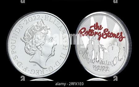 2022 pièce de 5 £ pour commémorer le 60e anniversaire des Rolling Stones. L'avers présente le portrait de la 5e pièce de monnaie de la reine Elizabeth II par Jody Clark Banque D'Images