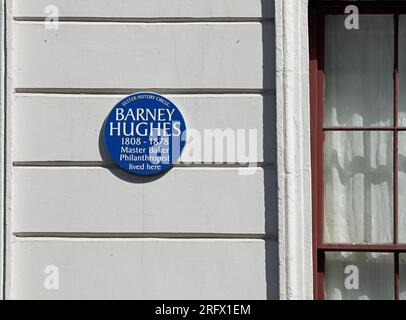 Plaque bleue Barney Hughes à College Square North à Belfast Banque D'Images