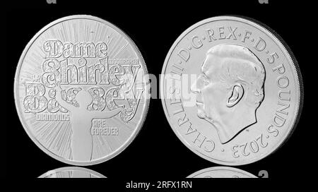 2023 pièce de 5 £ pour commémorer la vie et l'œuvre de Dame Shirley Bassey. L'avers présente le premier portrait de pièce de monnaie du roi Charles III Banque D'Images