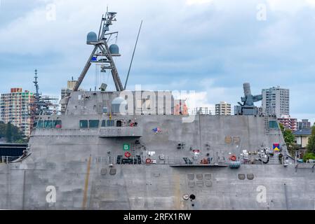 Sydney Aust 06 août 2023 : le navire USS Canberra amarré à Garden Island, Sydney après sa mise en service le 21 juillet de cette année et arborant son emblème unique US Flag Kangourou Funnel. Le navire a été construit par la filiale américaine du constructeur de navires d'Australie occidentale Austal Ltd, est retourné dans le port de Sydney aujourd'hui en préparation du seul navire de la marine américaine à avoir été mis en service en dehors des États-Unis d'Amérique. Crédit : Stephen Dwyer / Alamy Live News Banque D'Images