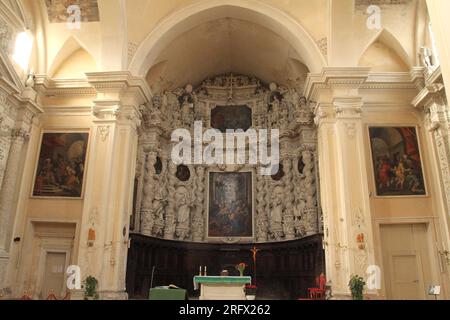 Lecce, Italie. Intérieur de l'Église de Jésus du 16e siècle. L'imposant autel principal, avec de multiples toiles et sculptures en pierre de Lecce. Banque D'Images