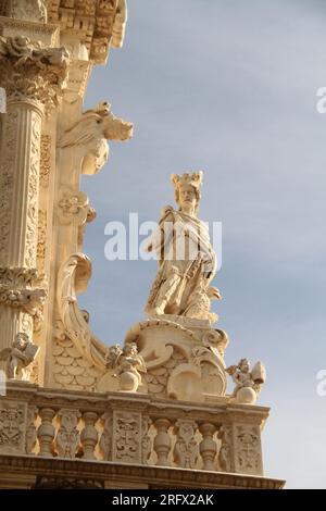 Lecce, Italie. Détails architecturaux de l'église de la Sainte-Croix richement décorée (Basilica di Santa Croce). Banque D'Images