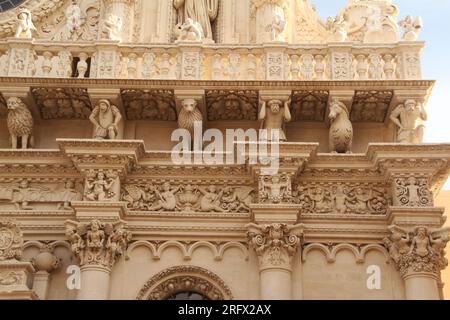 Lecce, Italie. Détails architecturaux sur la façade de l'église de la Sainte-Croix richement décorée (Basilica di Santa Croce). Banque D'Images