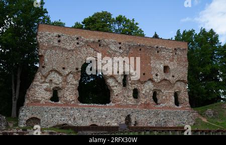 Ruines du château médiéval de Viljandi, Estonie en été ensoleillé. Banque D'Images