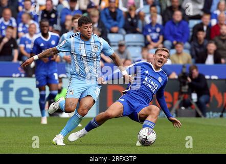 Gustavo Hamer de Coventry City et Kiernan Dewsbury-Hall de Leicester City (à droite) se battent pour le ballon lors du Sky Bet Championship Match au King Power Stadium de Leicester. Date de la photo : dimanche 6 août 2023. Banque D'Images