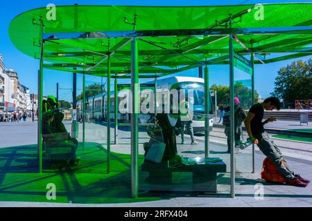 Nantes, France, personnes de groupe, assis, en attente, scène de rue, station de tramway, centre-ville, design moderne, tramway Banque D'Images