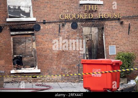 Himley Road, Himley, 6 août 2023 : le pub Crooked House qui a été mis à feu vers 10h samedi soir. - Ces photos ont été prises peu après le départ des West Midlands et du Staffordshire Fire and Rescue Service dimanche matin. L'ancien boozer était situé à Himley (Staffordshire) près de la ville de Dudley. Le Blaze a déchiré le pub wonky du 18e siècle qui avait fait du commerce pendant 192 ans jusqu'à ce qu'il ferme en juillet. Le bâtiment se vantait d'un effet d'inclinaison unique qui a causé plusieurs illusions d'optique, y compris des billes qui auraient apparemment roulé vers le haut. Banque D'Images