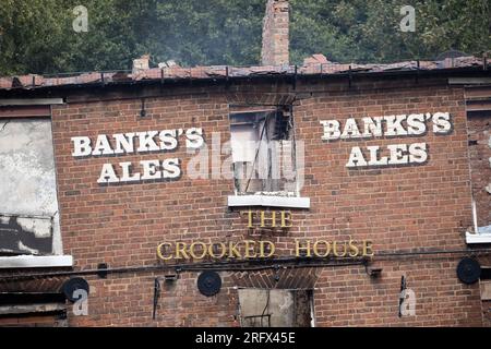 Himley Road, Himley, 6 août 2023 : le pub Crooked House qui a été mis à feu vers 10h samedi soir. - Ces photos ont été prises peu après le départ des West Midlands et du Staffordshire Fire and Rescue Service dimanche matin. L'ancien boozer était situé à Himley (Staffordshire) près de la ville de Dudley. Le Blaze a déchiré le pub wonky du 18e siècle qui avait fait du commerce pendant 192 ans jusqu'à ce qu'il ferme en juillet. Le bâtiment se vantait d'un effet d'inclinaison unique qui a causé plusieurs illusions d'optique, y compris des billes qui auraient apparemment roulé vers le haut. Banque D'Images