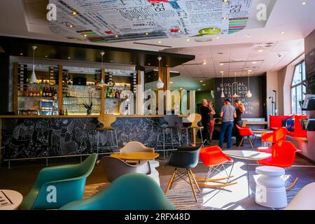 Nantes, France, vue grand angle, petit groupe de personnes à l'intérieur de l'hôtel moderne tendance restaurant contemporain tables Banque D'Images