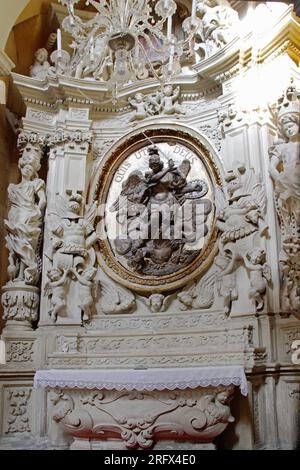 Lecce, Italie. Intérieur de l'église Sainte Marie du Carmel (Chiesa del Carmine). Autel dédié à Michel l'Archange. Banque D'Images