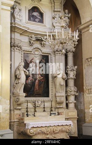 Lecce, Italie. Intérieur de l'église Sainte Marie du Carmel (Chiesa del Carmine). Autel dédié à l'Annonciation de la Sainte Vierge. Banque D'Images