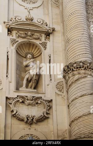 Lecce, Italie. Vue extérieure de Basilica di S. Giovanni Battista al Rosario. Statue de St. Jean le Baptiste. Banque D'Images
