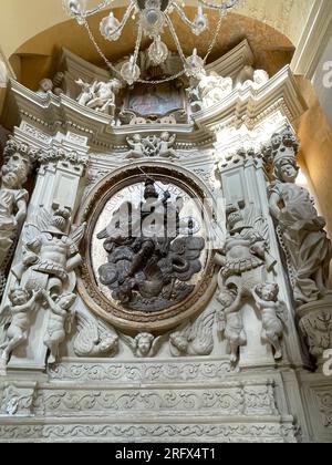 Lecce, Italie. Intérieur de l'église Sainte Marie du Carmel (Chiesa del Carmine). Autel dédié à Michel l'Archange. Banque D'Images