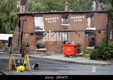 Himley Road, Himley, 6 août 2023 : le pub Crooked House qui a été mis à feu vers 10h samedi soir. - Ces photos ont été prises peu après le départ des West Midlands et du Staffordshire Fire and Rescue Service dimanche matin. L'ancien boozer était situé à Himley (Staffordshire) près de la ville de Dudley. Le Blaze a déchiré le pub wonky du 18e siècle qui avait fait du commerce pendant 192 ans jusqu'à ce qu'il ferme en juillet. Le bâtiment se vantait d'un effet d'inclinaison unique qui a causé plusieurs illusions d'optique, y compris des billes qui auraient apparemment roulé vers le haut. Banque D'Images