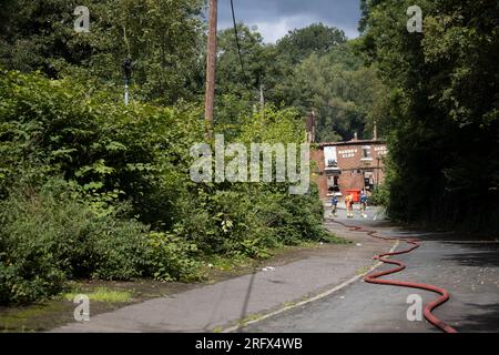 Himley Road, Himley, 6 août 2023 : le pub Crooked House qui a été mis à feu vers 10h samedi soir. - Ces photos ont été prises peu après le départ des West Midlands et du Staffordshire Fire and Rescue Service dimanche matin. L'ancien boozer était situé à Himley (Staffordshire) près de la ville de Dudley. Le Blaze a déchiré le pub wonky du 18e siècle qui avait fait du commerce pendant 192 ans jusqu'à ce qu'il ferme en juillet. Le bâtiment se vantait d'un effet d'inclinaison unique qui a causé plusieurs illusions d'optique, y compris des billes qui auraient apparemment roulé vers le haut. Banque D'Images