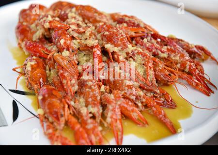 Fuyang, Chine. 06 août 2023. Les homards cuits sont servis sur une assiette à Fuyang. Le homard braisé est une spécialité estivale populaire en Chine, un ingrédient émergent dont la popularité n’a explosé qu’au cours des 20 dernières années. Crédit : SOPA Images Limited/Alamy Live News Banque D'Images