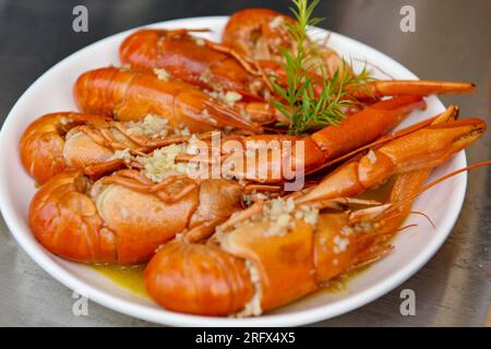 Fuyang, Chine. 06 août 2023. Les homards cuits sont servis sur une assiette à Fuyang. Le homard braisé est une spécialité estivale populaire en Chine, un ingrédient émergent dont la popularité n’a explosé qu’au cours des 20 dernières années. Crédit : SOPA Images Limited/Alamy Live News Banque D'Images