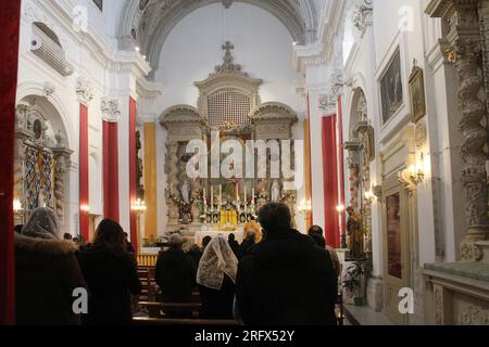 Lecce, Italie. Intérieur de l'église Sainte Anne (Chiesa di Sant'Anna) du 17e siècle. Les croyants qui assistent au service du dimanche. Banque D'Images