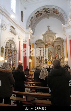 Lecce, Italie. Intérieur de l'église Sainte Anne (Chiesa di Sant'Anna) du 17e siècle. Les croyants qui assistent au service du dimanche. Banque D'Images