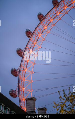 LONDRES - 22 avril 2023 : assistez à l'illumination symbolique du London Eye en orange pour le Stephen Lawrence Day, créant un puissant hommage en soirée. Banque D'Images