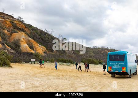 Bus touristique Fraser Island Queensland avec des touristes se tenait sur la plage de 75 mile, une autoroute légale, Australie Banque D'Images