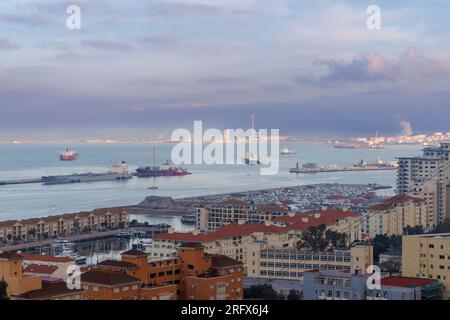 Gibraltar. Vue surélevée sur la ville et la baie de Gibraltar, également connue sous le nom de baie d'Algésiras, à Algésiras en Espagne. Banque D'Images