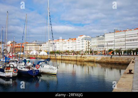 Le port de sport. La Darsena Deportiva, ou Puerto Deportivo. La Coruña, province de la Coruña, Galice, Espagne. En arrière-plan, balcons vitrés t Banque D'Images