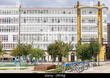 Balcons vitrés typiques de la Coruña connue sous le nom de galerias sur l'Avenida de Montoto. La Coruña, province de la Coruña, Galice, Espagne. Banque D'Images