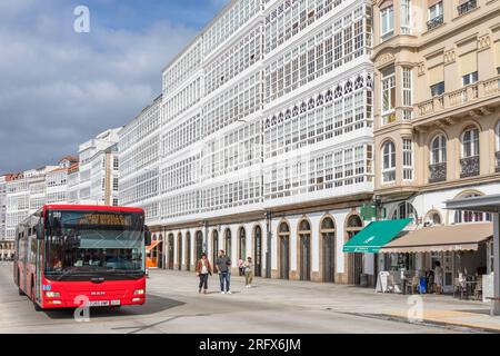 Balcons vitrés typiques de la Coruña connue sous le nom de galerias sur l'Avenida de Montoto. La Coruña, province de la Coruña, Galice, Espagne. Transports publics. Banque D'Images