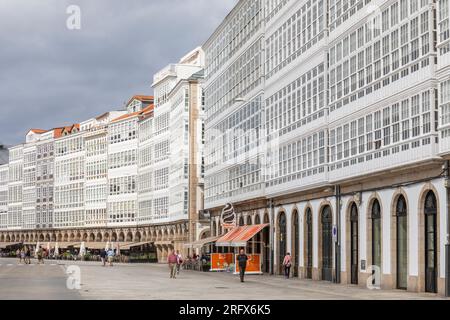 Balcons vitrés typiques de la Coruña connue sous le nom de galerias sur l'Avenida de Montoto. La Coruña, province de la Coruña, Galice, Espagne. Banque D'Images